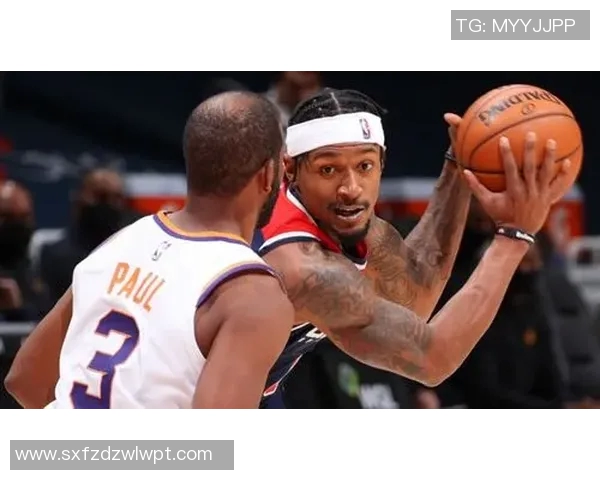 小白帽加墨镜！狄龙帅气装扮现身奇才主场观战 太阳下一场VS奇才